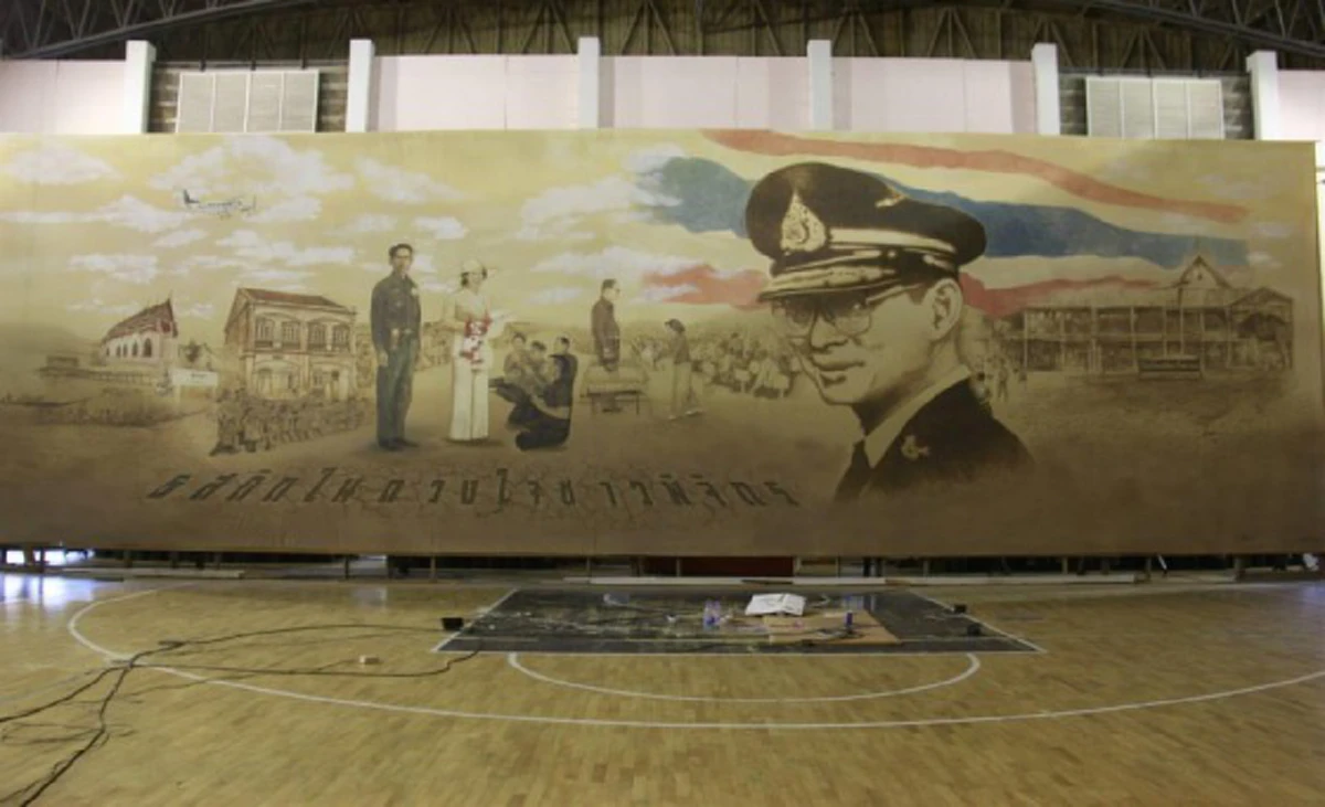 ด้วยความจงรักภักดี!!! ศิลปินชาวพิจิตรใช้เวลา 20 วัน วาดภาพพระบรมสาทิสลักษณ์ "ในหลวง ร.9" ขนาดใหญ่ที่สุดในประเทศไทยถวายอาลัยองค์พ่อหลวง
