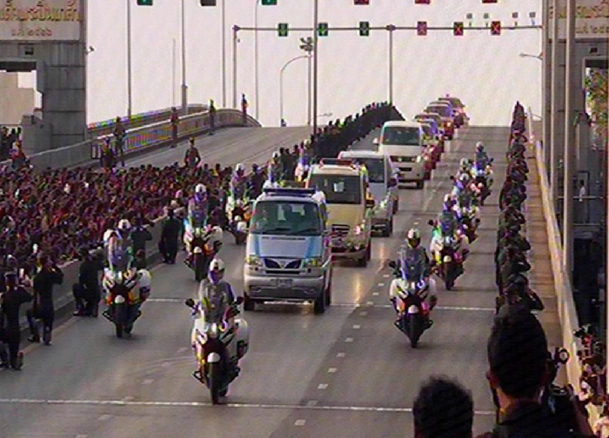 ที่สุดแห่งปี !!! การเสด็จสวรรคตของ "ในหลวงรัชกาลที่ 9" ...ประชาชน เกาะติดมากที่สุด (รายละเอียด)