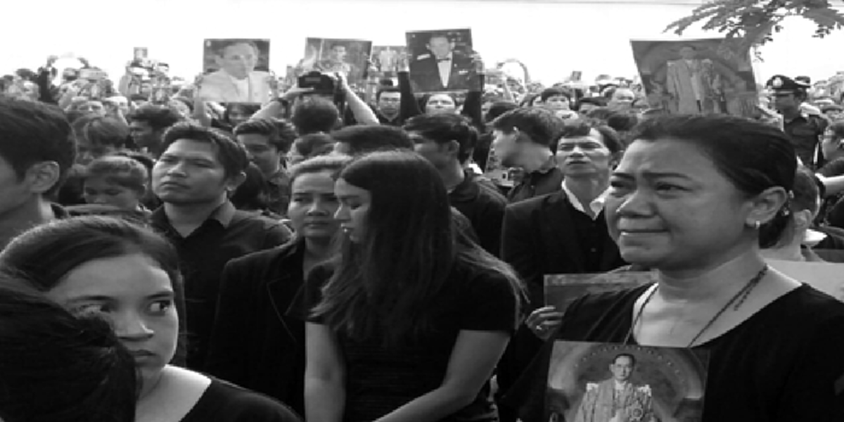 โลกได้ประจักษ์แล้ว !!! สื่อนอกตีข่าวคนไทยหลั่งน้ำตาร่วมร้องเพลงสรรเสริญพระบารมีกึกก้อง
