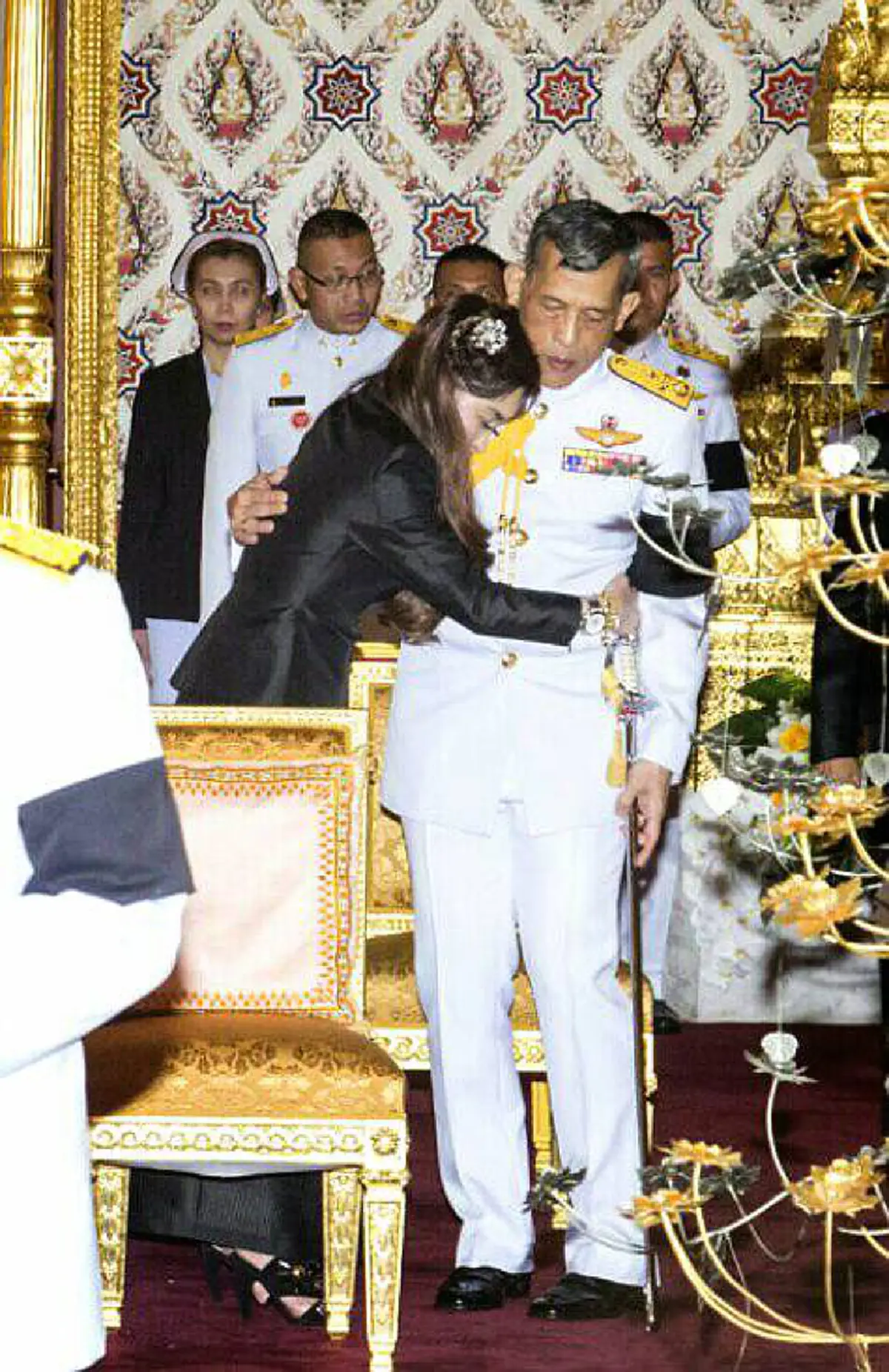 โซเชียลแชร์สนั่นกับภาพสุดซึ้ง! "ฟ้าหญิงจุฬาภรณ์ฯ" ทรงสวมกอดสมเด็จพระบรมฯ ในพระบรมมหาราชวัง 