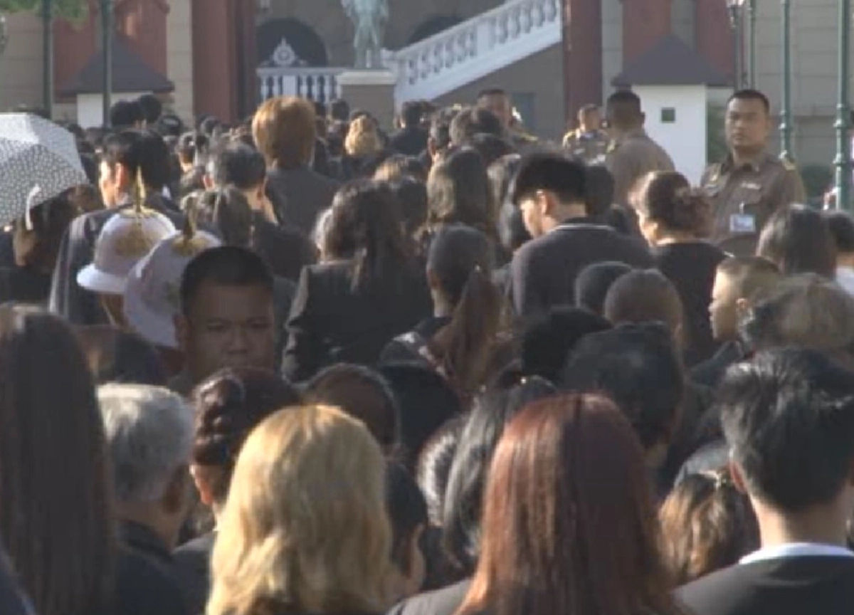 สำนักพระราชวัง แจ้งเรื่องการแต่งกายไว้ทุกข์ เพื่อเข้าถวายสักการะพระบรมศพ 29ตค.เป็นต้นไป กทม. กำหนดจุดรับบัตรคิวเพื่อถวายอาลัย