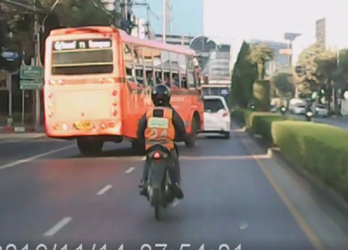 ฟังอีกด้านมืดเมล์สาย 71 ฉาว!!!  โชเฟอร์อ้างซิ่งระห่ำเพราะเหตุถูกเฉี่ยวชนก่อน สุดท้ายไม่รอดโดนหนัก ๆ ฐานเอาชีวิตผู้โดยสารไปเสี่ยงตาย!!?!!