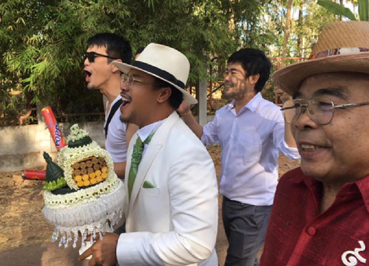 ขำน้ำตาไหล !!! แก๊ง"สามช่า" หม่ำ-โหน่ง-เท่ง ส่งคลิปอวยพรคู่บ่าวสาว "ตุ๊กกี้- บูบู้" ทั้งซึ้งทั้งฮาปนกันไป !?! (คลิป)