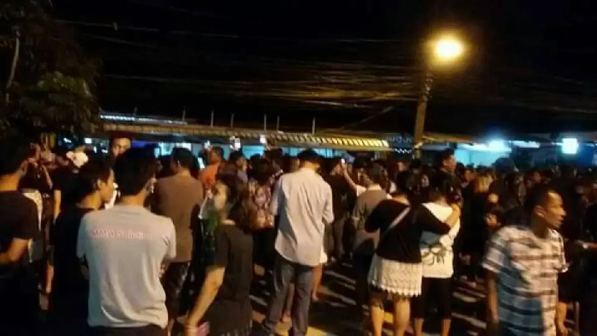 สุดทน!!คนตะกั่วป่า พังงา กว่า 500 คนรวมตัวบุกบ้านคนโพสต์เฟซหมิ่นสถาบันเบื้องสูง
