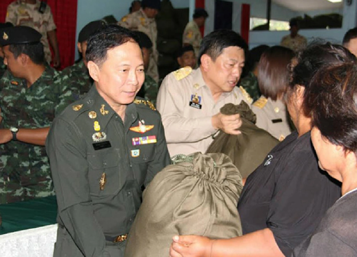 พระมหากรุณาธิคุณเป็นล้นพ้น อันหาที่สุดมิได้  "ในหลวง ร.๑๐" พระราชทานถุงยังชีพ ผู้ประสบภัยน้ำท่วม จ.พัทลุง