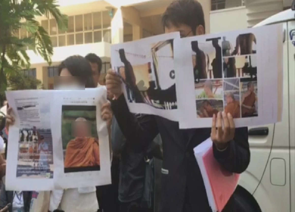 ฟังครบถ้วน!! ศิษย์หลวงพ่อชื่อดังแถลงโต้สาวร้องบิ๊กตู่อ้างโดนลวงเสพเมถุน งัดปมคดีเคยขู่กรรโชกเงินวัดกว่า 30 ล้านแฉกลับ!!
