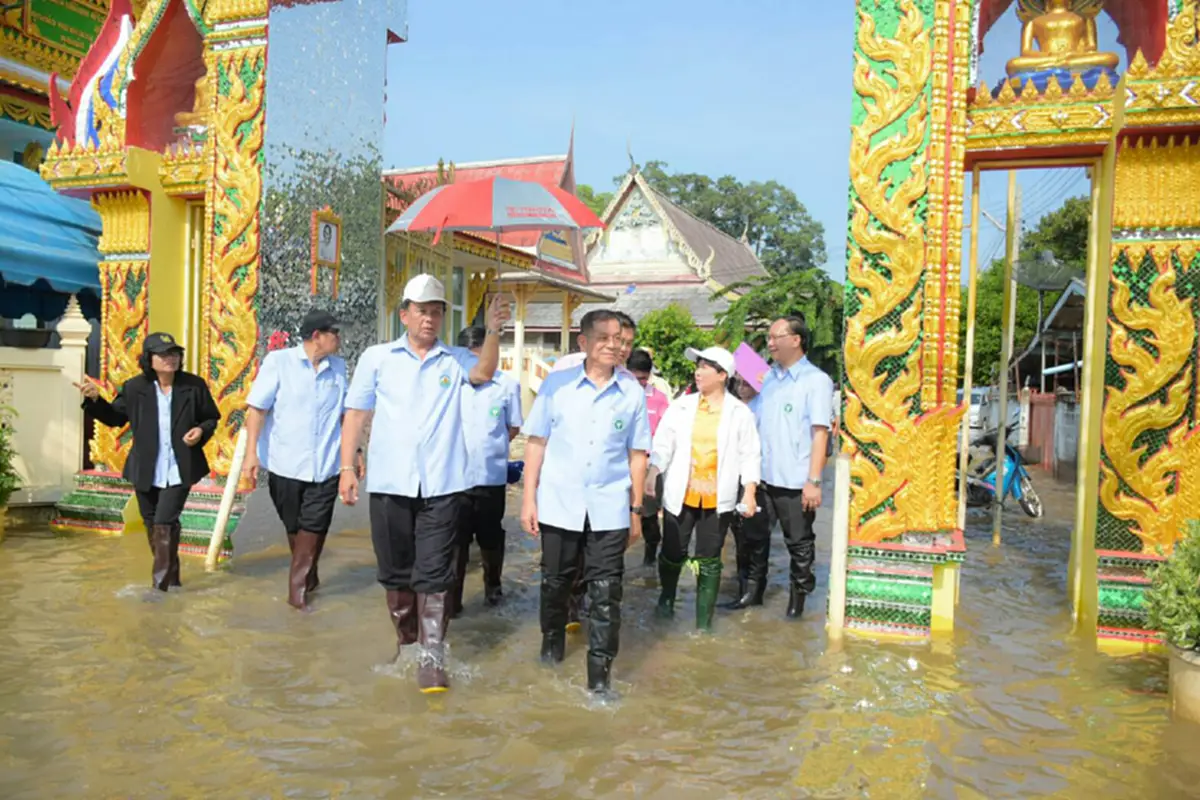 เลขาฯรมว.สธ. ลุยตรวจเยี่ยมและมอบสิ่งของช่วยผู้ประสบอุทกภัยพื้นที่ สิงห์บุรี