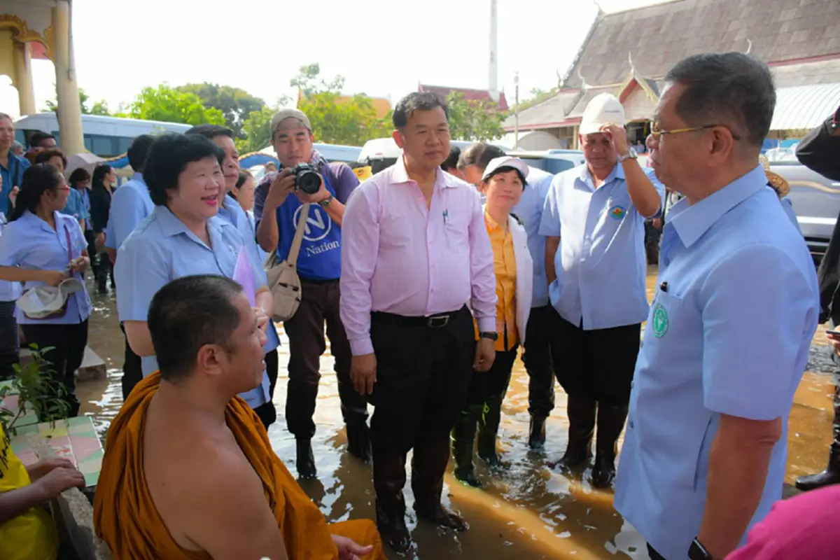 เลขาฯรมว.สธ. ลุยตรวจเยี่ยมและมอบสิ่งของช่วยผู้ประสบอุทกภัยพื้นที่ สิงห์บุรี