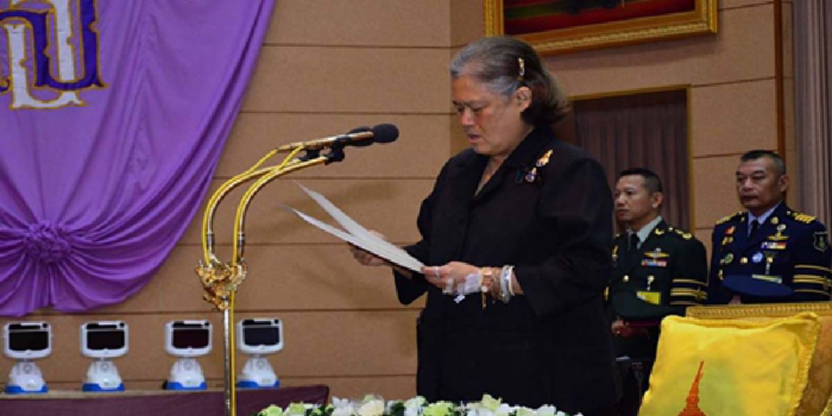 ย้อนเหตุที่ม.เชียงใหม่!! พระเทพฯทรงล้มในห้องน้ำ ต้องใช้ธารพระกร แพทย์ถวายรักษาแต่ทรงยืนยันพระราชทานปริญญาก่อน ตรัสไม่อยากให้บัณฑิตต้องรอ