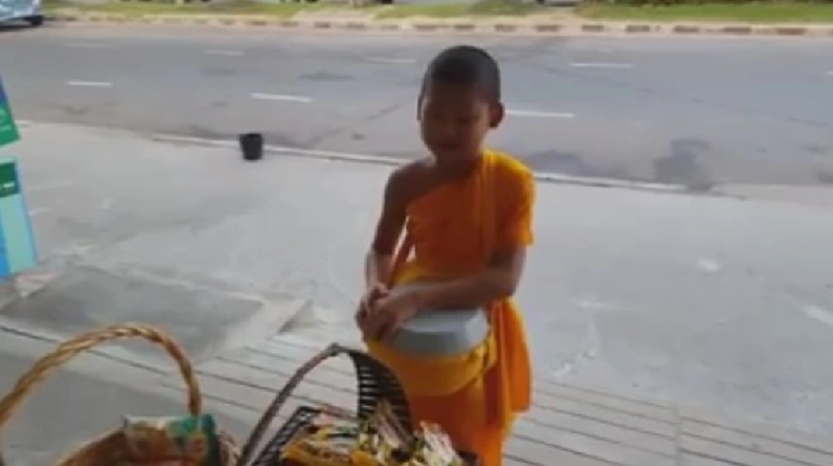 ขนลุกซู่!! "เณรน้อย" สวดให้พรญาติโยมที่มาใส่บาตร ฟังแล้วเลื่อมใสสุดๆ จนคิดว่าเจ้าอาวาสมาเอง!!
