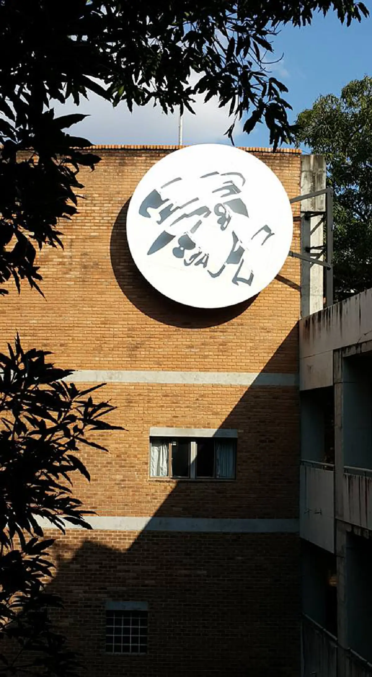 สุดยอดเกินคำบรรยาย!!! อ.สถาปัตย์ มช.สร้างประติมากรรมแสงแดด ภาพเงาพระบรมฉายาลักษณ์ "ในหลวงรัชกาลที่ ๙" เวลา ๑๕.๕๒น. ของทุกวัน (ภาพ)