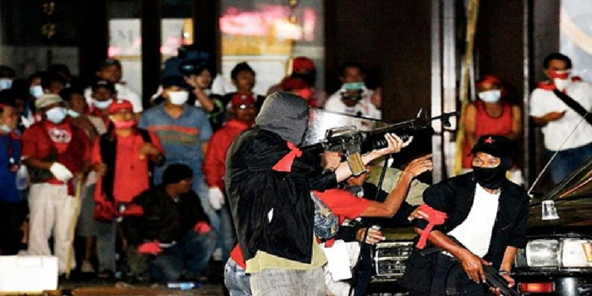 ด่วนที่สุด!!! ศาลสั่งจำคุก10ปี2ชายชุดดำถล่มM79 แยกคอกวัวปี53 พบเป็นการ์ดนปช.ยิงทหาร ทำพันเอกร่มเกล้า เสียชีวิต ยกฟ้อง3แต่ให้ขังไว้ก่อน???