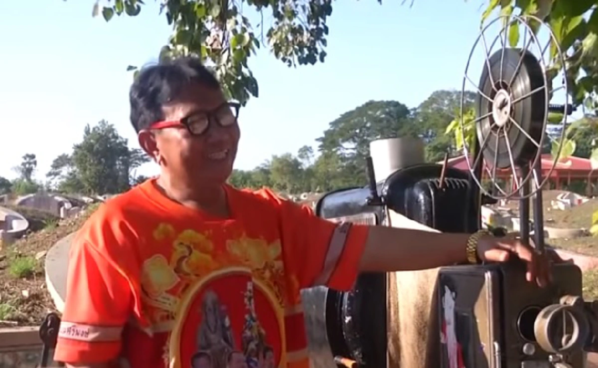 ขนลุกซู่!! "ฉายหนังให้ผีดู" กลางสุสานพิจิตร จู่ๆเลขเด็ดโผล่ให้เห็น 2 ตัวเต็มตา นี่มัน "เลขผีบอก" ชัดๆ