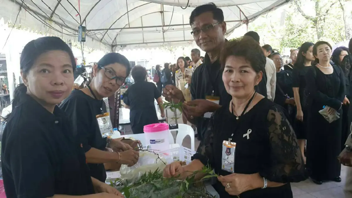 คณะนพต.รุ่น 22 ภ.9 ยะลา ร่วมแจกข้าวยำสมุนไพรร่วมสำนักข่าวทีนิวส์ ที่สนามหลวง