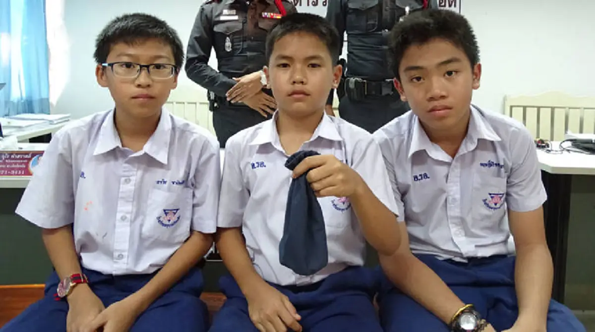 ตัวอย่างดีๆ..วันเด็กแห่งชาติ !!! 3 นร.ชายอนุบาลร้อยเอ็ดเจอถุงผ้าใส่เงินนำส่งตร.ตามหาเจ้าของ บอกเห็นใจถ้าเป็นตัวเองคงอยากได้คืน!!?!!