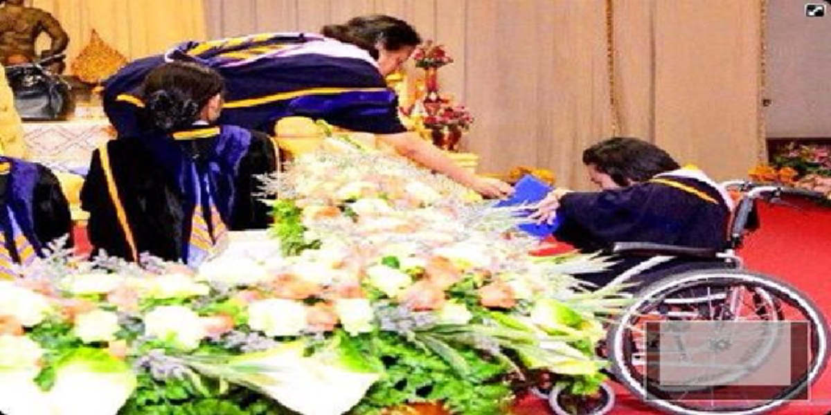 เจ้าฟ้าแห่งแผ่นดิน ผู้ทรงเดินตามรอยพระราชบิดา บัณฑิตพิการแสนปีติ พระเทพฯไม่ถือพระองค์ พระราชทานปริญญา แสนซาบซึ้ง กลั้นน้ำตาไม่อยู่ ???
