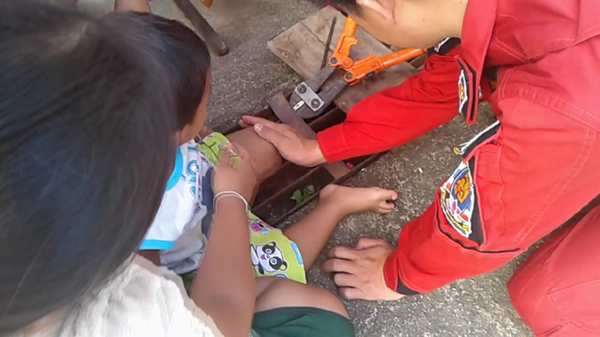 อุทาหรณ์!! แม่ปล่อยลูก 2 ขวบ วิ่งเล่นหน้าบ้าน จู่ๆลูกร้องลั่น รีบออกมาดู สงสารลูกจับใจ!!