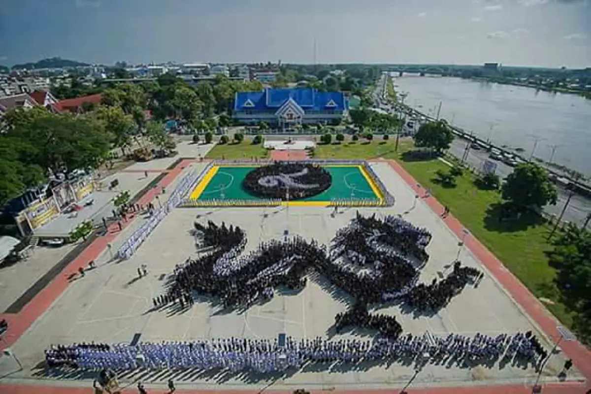 ไม่แชร์ ไม่ได้แล้ว!! รวมภาพแปรอักษร จากทุกทิศทั่วไทย ความงดงาม ตระการตา ที่ลูกๆตั้งใจทำเพื่อ "พ่อหลวง ร.9" (มีภาพ)