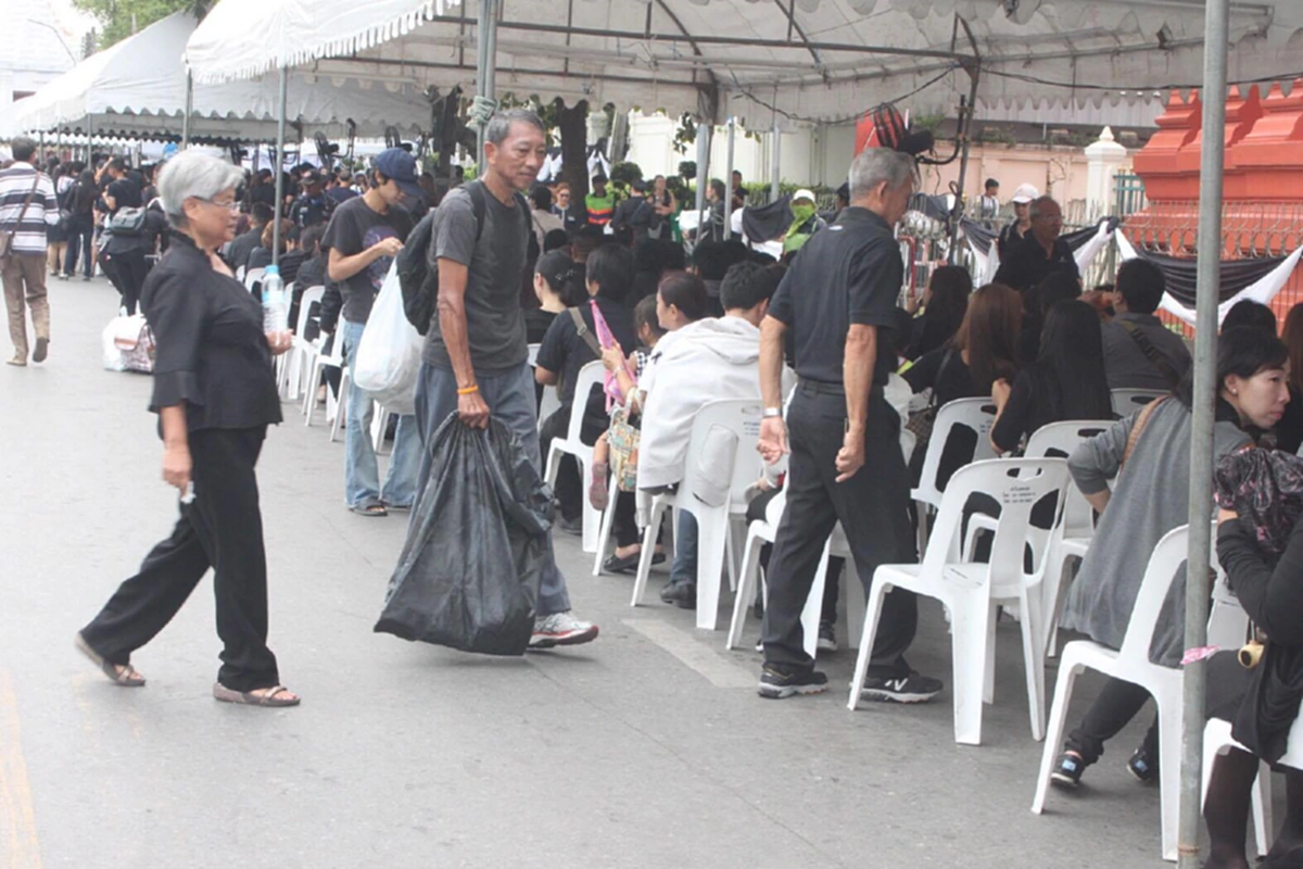ร่วมด้วยช่วยกัน!!! ตำรวจเกษียณราชการ ช่วยเดินเก็บขยะรอบสนามหลวง บอกจากใจ หัวใจพี่หล่อสุดๆๆ (ชมภาพ)