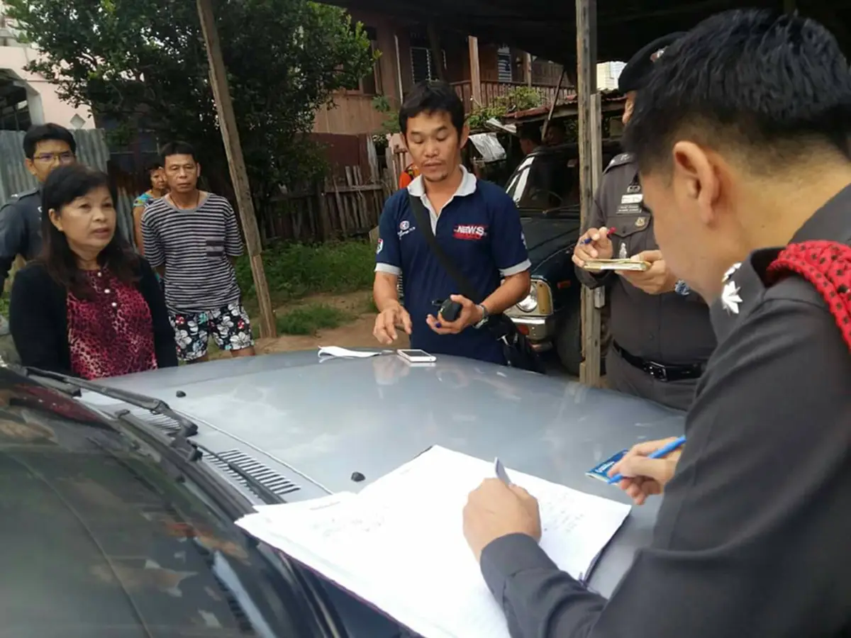 หนุ่มใหญ่ผูกคอตายข้างกระบะคู่ชีวิต จ.สิงห์บุรี  เพื่อนเผยคาดปมหึงหวงภรรยาหน้าดี
