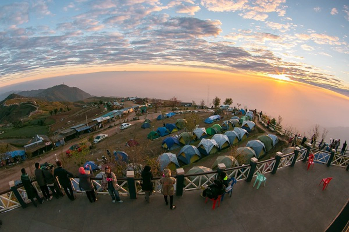 สวนกระแส!!! นักท่องเที่ยวแห่เที่ยวช่วงหยุดยาวแน่นภูทับเบิก ไม่สน แม้มีคำสั่งรื้อถอนรีสอร์ท กางเต้นท์คึกคัก 