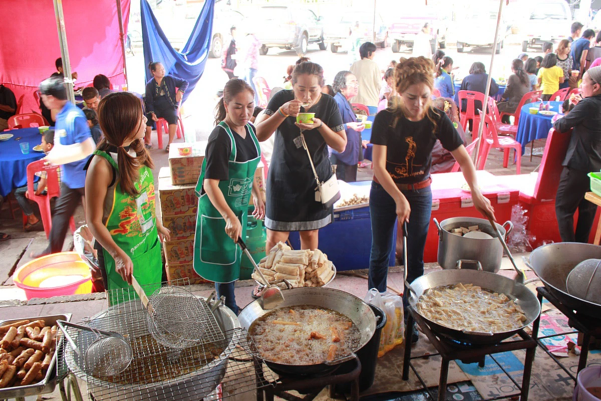ซาบซึ้งเมื่อได้ยิน!!ชาวไทยเชื้อสายเวียดนามใจบุญตั้งโรงทานถวายเป็นพระราชกุศลแด่ในหลวง ร.๙ทำดีเพื่อพ่อ!!จัดอาหารชั้นดีจากร้านดังในจังหวัดเลี้ยงไม่อั้น 