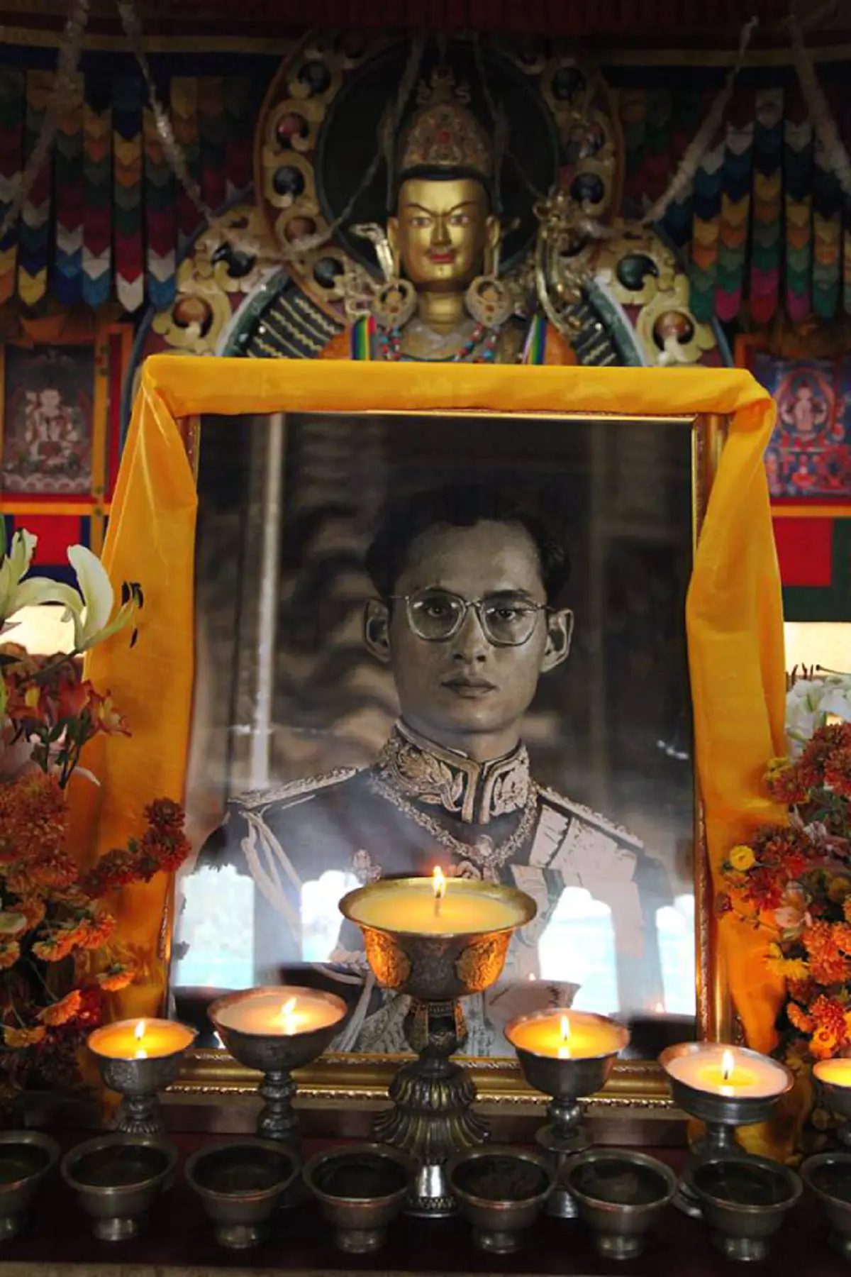 คนไทยสุดซาบซึ้งใจ หลังลูกเรือสายการบินภูฏาน เปลี่ยนยูนิฟอร์ม เป็นชุดสีดำ ร่วมไว้อาลัยในหลวงรัชกาลที่ 9 ยิ่งมองที่เสื้อถึงกับน้ำตาไหล