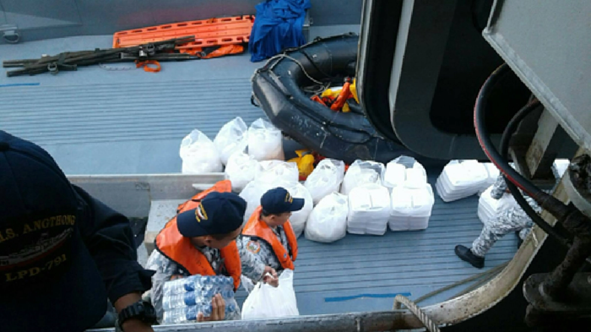 เขี้ยวเล็บทัพเรือไทย!!!ทำความรู้จัก"ร.ล.อ่างทอง" ฐานปฏิบัติการลอยน้ำกับภารกิจช่วยพี่น้องชาวใต้พ้นทุกข์น้ำท่วม