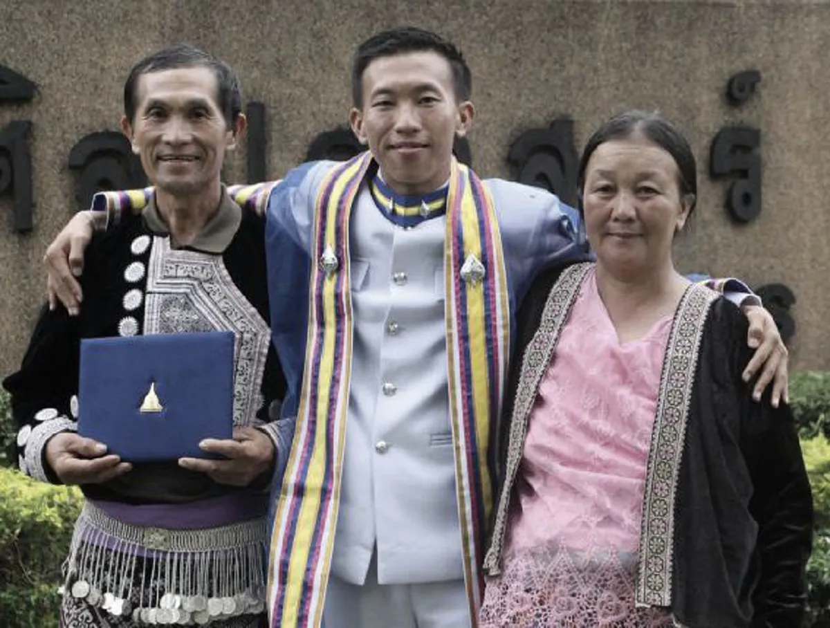 ซาบซึ้งน้ำตาซึม...ชื่นชมภาพประทับใจ !!! บัณฑิตชาวม้งก้มกราบพ่อแม่ลงจากดอย เดินทางไกลกว่า700กม.แต่งชุดประจำถิ่นร่วมยินดีลูกจบการศึกษาม.อุบลฯ