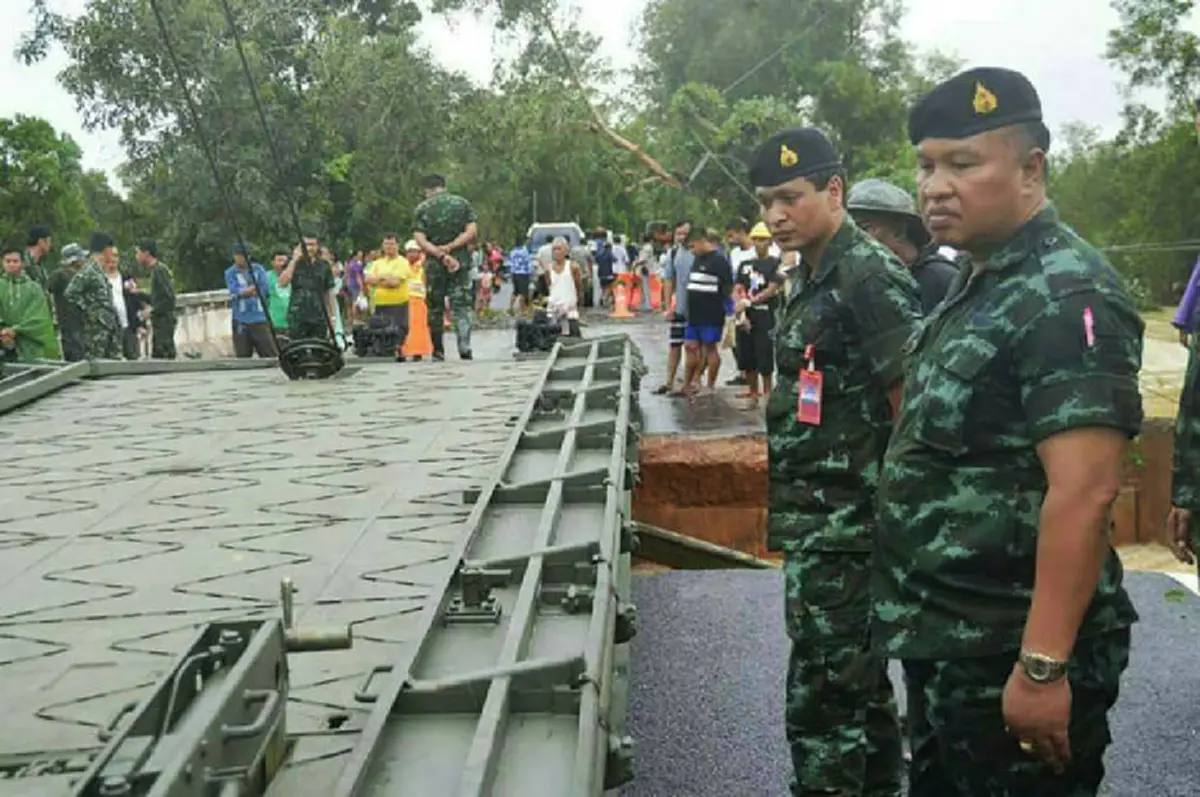 วีรบุรุษชาวชะอวด!!!สุดยื้อ "ผู้พันบอม"สิ้นลมแล้ว เคยเปรยขณะช่วยน้ำท่วม "เห็นคนเดือดร้อนไม่มีที่นอนอุ่นๆ แล้วมันจุก สงสาร...ต้องช่วยเขาก่อน ถึงเราจะเหนื่อยได้กลับบ้าน ตื่นมาก็มีแรง"