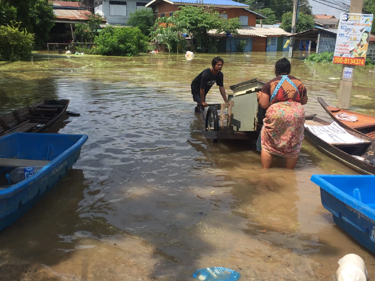 เตรียมตัวไม่ทัน!!!ชาวบ้านเดือดร้อนหนัก ขัดสนการเดินทาง ช่วยกันนำเรือเก่ามาซ่อมแซมหวังใช้งานชั่วคราว