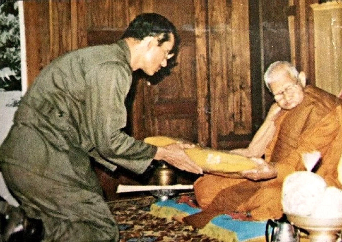 ชื่นชมประมวลภาพชุดประวัติศาสตร์อันทรงคุณค่าของเหล่าอริยสงฆ์กับในหลวงรัชกาลที่๙