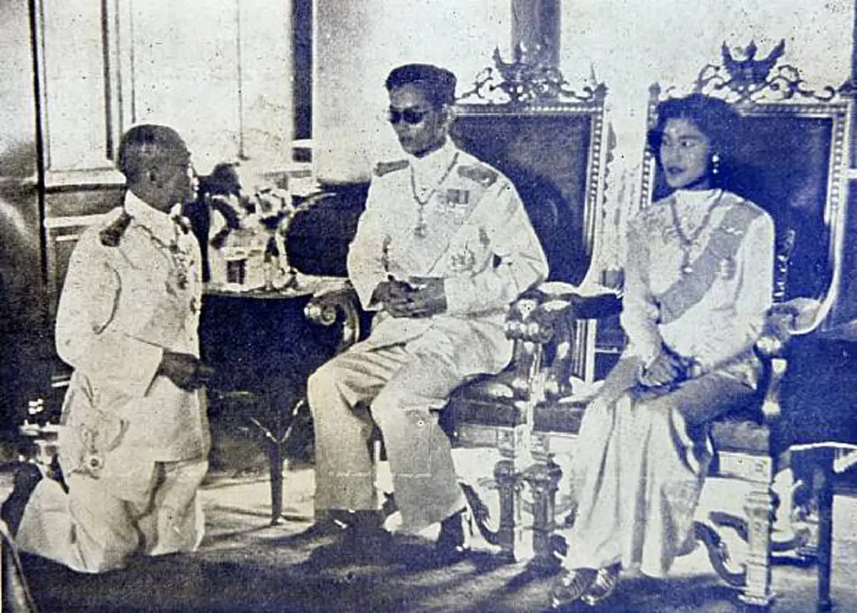 2 พระองค์ ทรงเป็นแบบอย่างการเริ่มต้นสร้างครอบครัว แม้งาน ราชาภิเษกสมรสพระราชพิธีที่เรียบง่ายแทบจะเรียกได้ว่า สิ้นเปลืองน้อยที่สุดในโลก