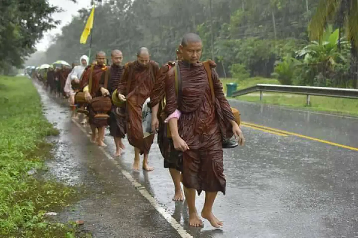 วันแห่งความทรหด!!! อุทยานธรรมดงยาง จาริกท่ามกลางสายฝน ถวายบุญถึง "ในหลวง ร.๙" พระผู้เสด็จสู่สวรรคาลัย  (ชมภาพ)