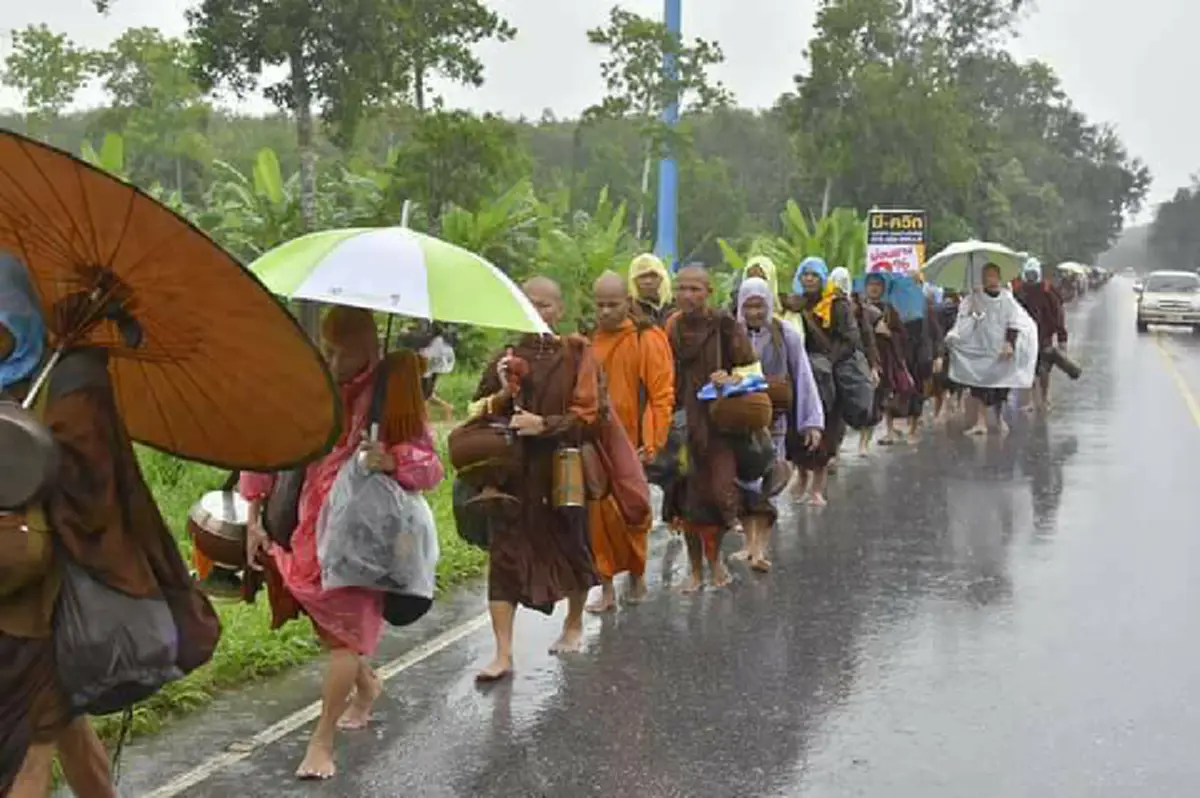 วันแห่งความทรหด!!! อุทยานธรรมดงยาง จาริกท่ามกลางสายฝน ถวายบุญถึง "ในหลวง ร.๙" พระผู้เสด็จสู่สวรรคาลัย  (ชมภาพ)