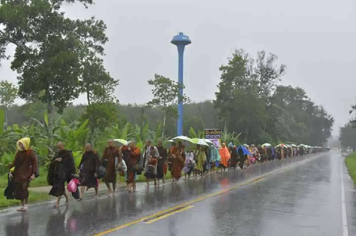 วันแห่งความทรหด!!! อุทยานธรรมดงยาง จาริกท่ามกลางสายฝน ถวายบุญถึง "ในหลวง ร.๙" พระผู้เสด็จสู่สวรรคาลัย  (ชมภาพ)