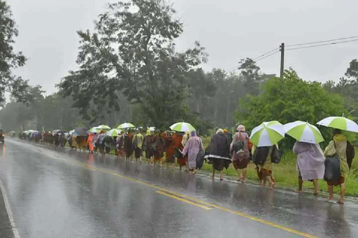 วันแห่งความทรหด!!! อุทยานธรรมดงยาง จาริกท่ามกลางสายฝน ถวายบุญถึง "ในหลวง ร.๙" พระผู้เสด็จสู่สวรรคาลัย  (ชมภาพ)