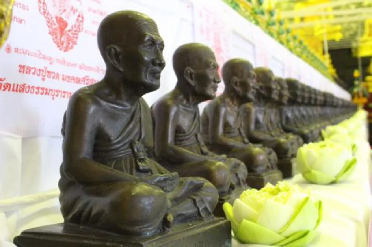 วัดแสงธรรมบุรารามนิมนต์ 12 ยอดเกจิ ร่วมพิธีพุทธาภิเษกหลวงปู่ทวด!! คาราวานรถนับร้อยร่วมทำบุญแม่ย่านาง...ให้เดินทางปลอดภัย-เจรจาราบรื่น!!