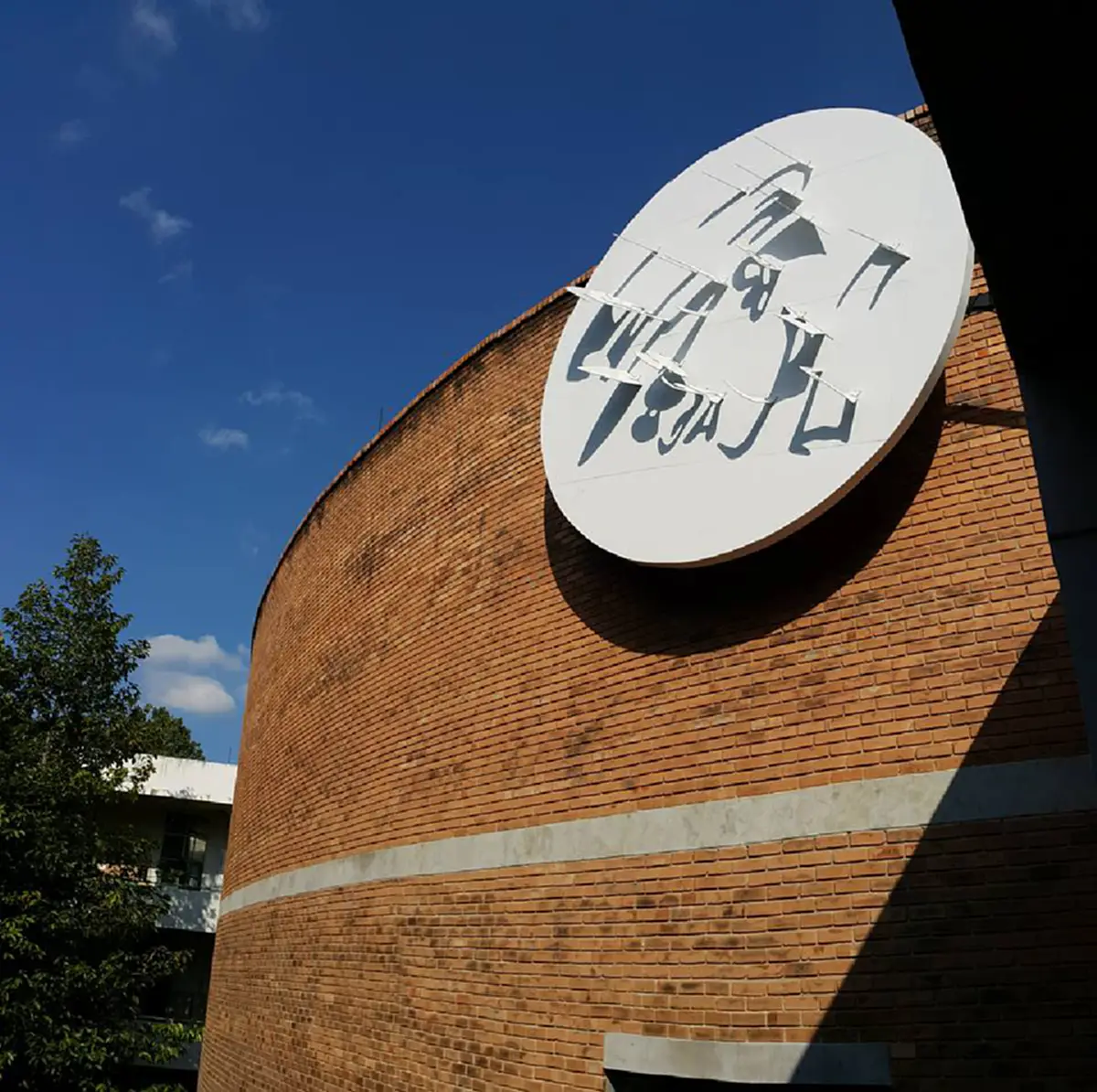 สุดยอดเกินคำบรรยาย!!! อ.สถาปัตย์ มช.สร้างประติมากรรมแสงแดด ภาพเงาพระบรมฉายาลักษณ์ "ในหลวงรัชกาลที่ ๙" เวลา ๑๕.๕๒น. ของทุกวัน (ภาพ)