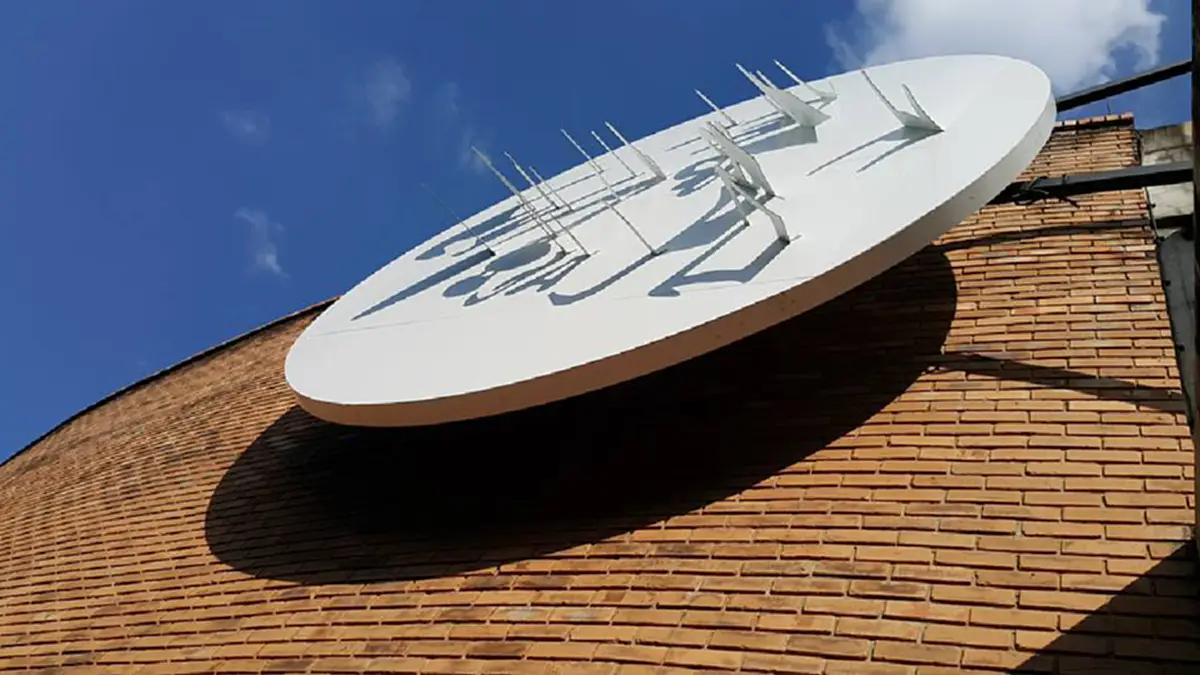 สุดยอดเกินคำบรรยาย!!! อ.สถาปัตย์ มช.สร้างประติมากรรมแสงแดด ภาพเงาพระบรมฉายาลักษณ์ "ในหลวงรัชกาลที่ ๙" เวลา ๑๕.๕๒น. ของทุกวัน (ภาพ)