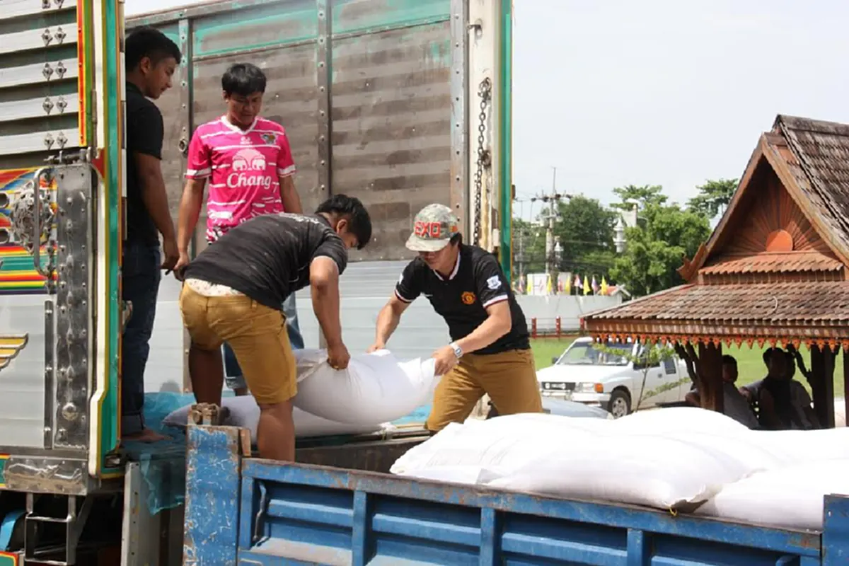 พ่อพระ ของคนจน!! "เสี่ยโรงสี" ใจประเสริฐ แจกข้าวสาร 6 ตัน บรรเทาทุกข์ชาวนา
