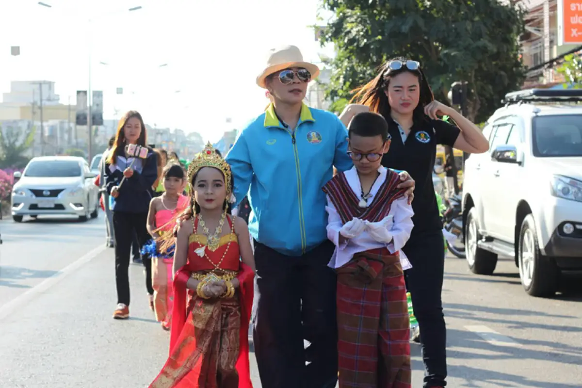 เอ้ย น่ารักอ่ะ!! "หนูน้อยอนุบาล" แต่งชุดแฟนซี "เจ้าแม่นาคี" เดินขบวนกีฬาสีโรงเรียน เห็นแล้ว อยากห่อกลับบ้าน!!