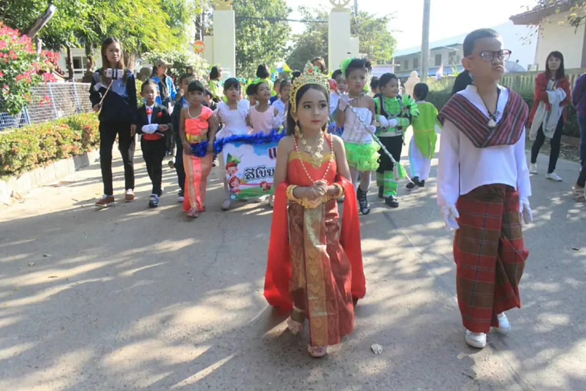 เอ้ย น่ารักอ่ะ!! "หนูน้อยอนุบาล" แต่งชุดแฟนซี "เจ้าแม่นาคี" เดินขบวนกีฬาสีโรงเรียน เห็นแล้ว อยากห่อกลับบ้าน!!