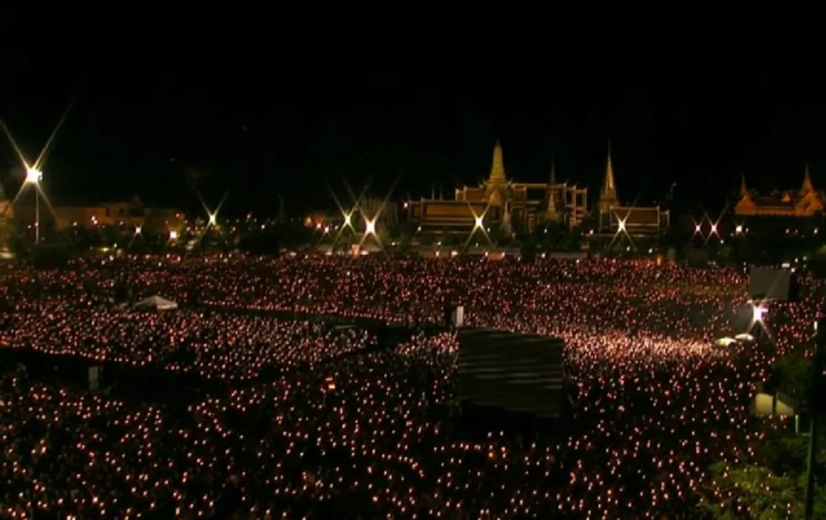 บันทึกไว้ในประวัติศาสตร์ไทย!! คลื่นพสกนิกรนับแสน ร่วมจุดเทียน-ร้องเพลงสรรเสริญพระบารมี กระหึ่มทั่วทั้งท้องสนามหลวง