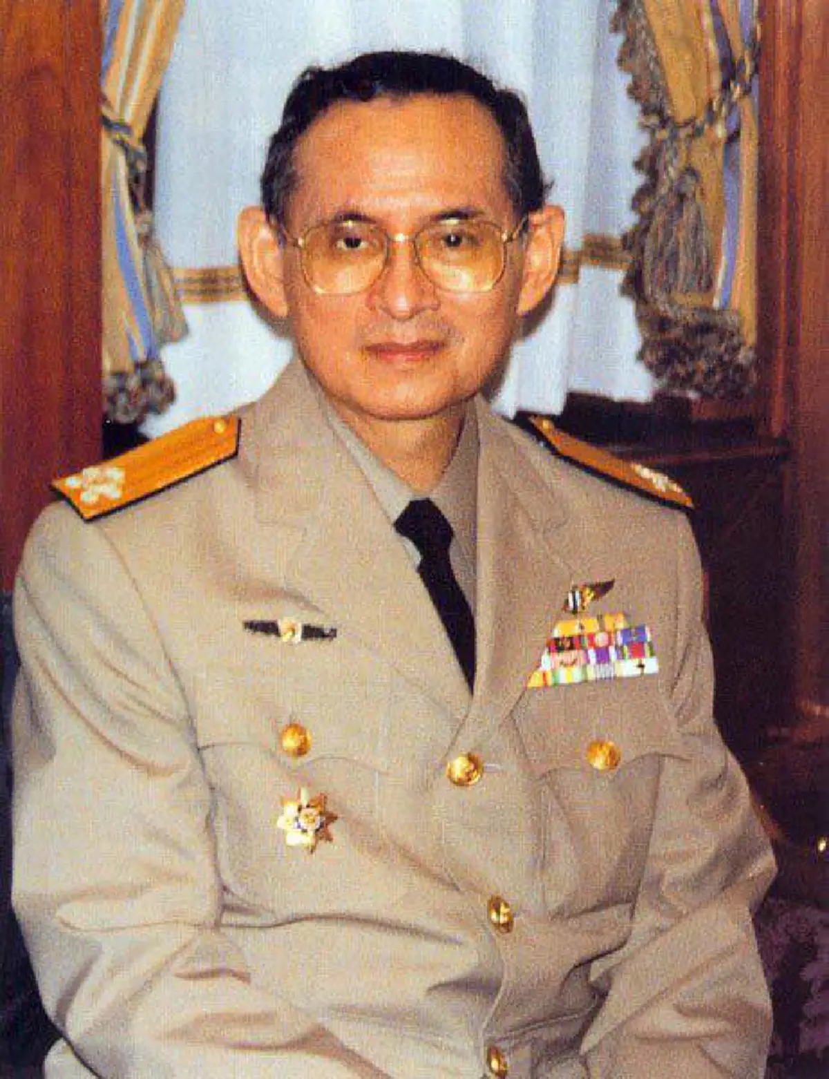 เรื่องเล่าสุดซาบซึ้ง!...เมื่อครั้งในหลวงเสด็จในวันเฉลิมพระชนมพรรษา พ.ศ.๒๕๓๐ ...ขอพระองค์ทรงพระเจริญ...