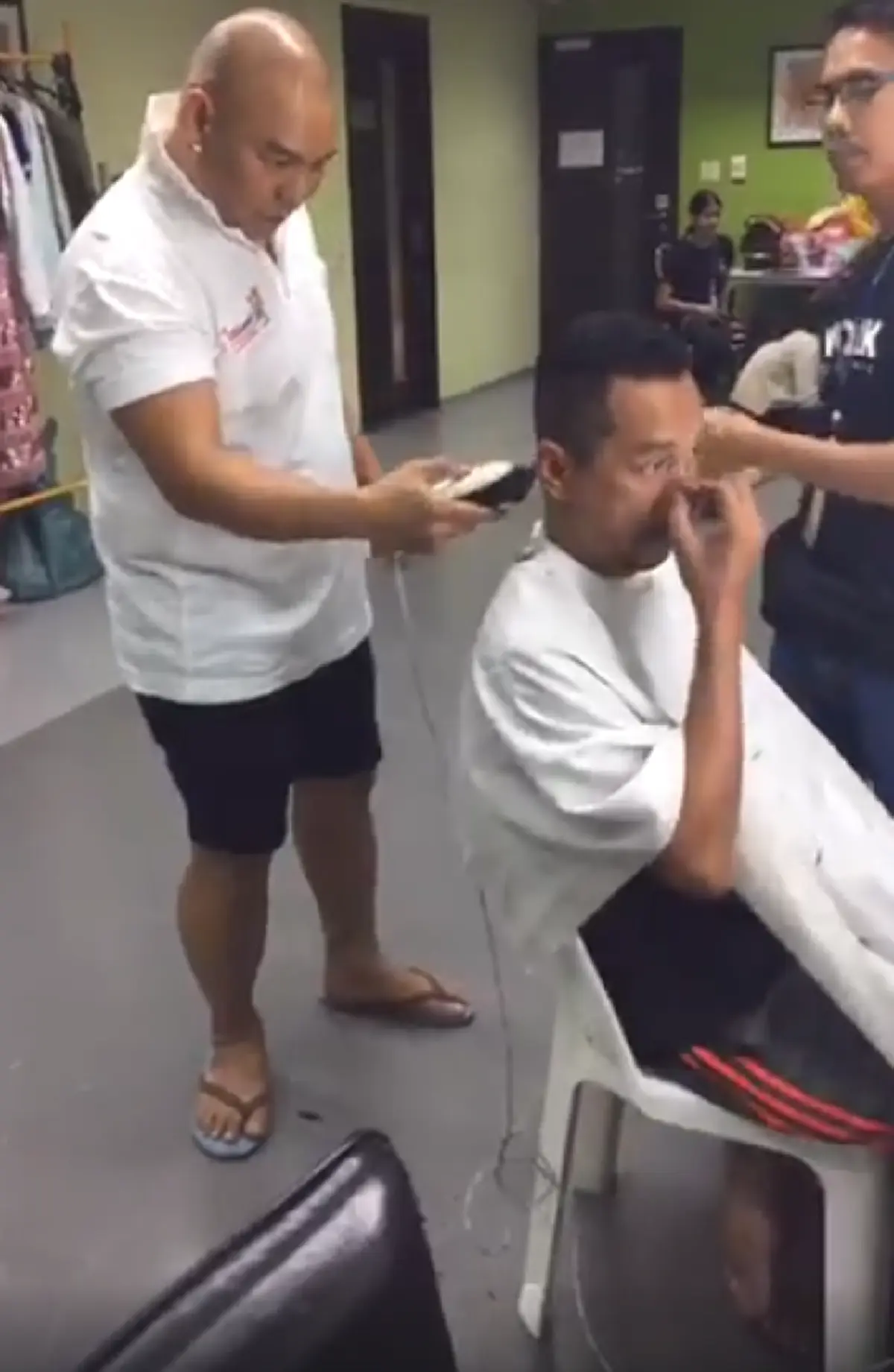 เกือบพลาดท่า??? เมื่อ "โหน่ง ชะชะช่า" ลงมือตัดผมให้ "เท่ง เถิดเทิง" เองกับมือ งานนี้พี่ชายสุดที่รักจะว่าอย่างไร บอกเลยมีแต่ฮากับฮา!!! (คลิป)