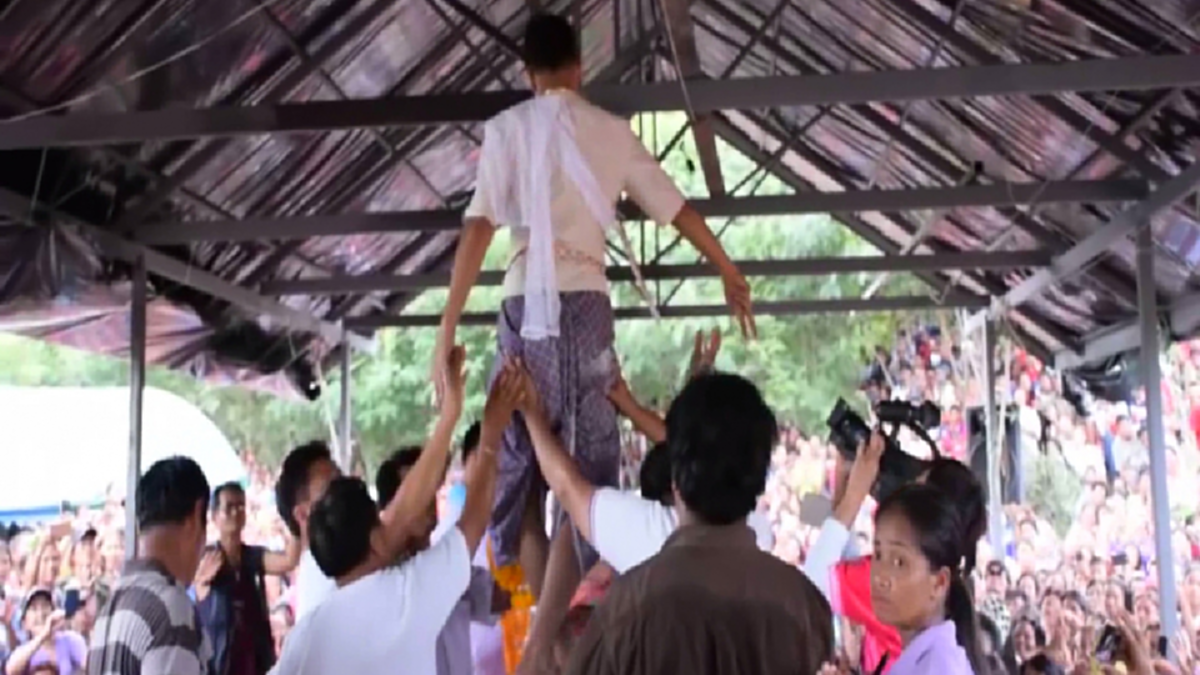 คอหวยว่าไง!!! ชาวสุโขทัยนับหมื่นเฮได้เลขเด็ดแล้วเป็นตัวนี้ หลังแห่ขอเจ้าแม่ตะเคียน ตรงไม่ตรง 1 ส.ค.รู้กัน???