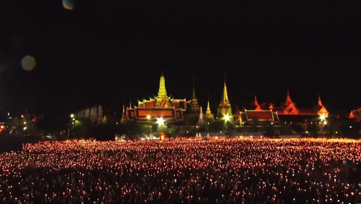 บันทึกไว้ในประวัติศาสตร์ไทย!! คลื่นพสกนิกรนับแสน ร่วมจุดเทียน-ร้องเพลงสรรเสริญพระบารมี กระหึ่มทั่วทั้งท้องสนามหลวง