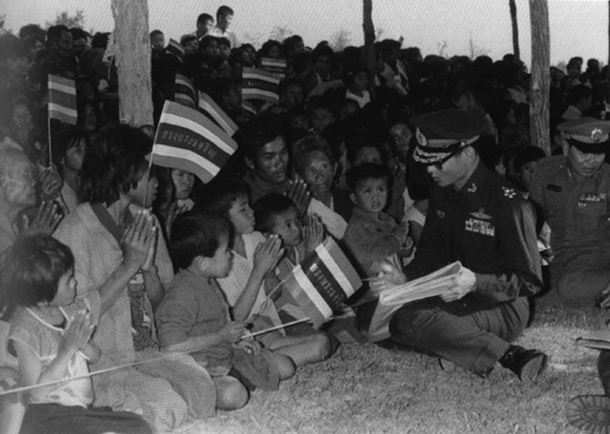 ที่สุดแห่งน้ำพระทัย...เมื่อเด็กชายที่กำลังป่วยกล่าวกับในหลวงร.๙ว่า "เป่าหัวให้ข้อยหน่อย" พระองค์ก็ทรงโน้มพระวรกายเป่าให้ถึง ๓ ครั้ง