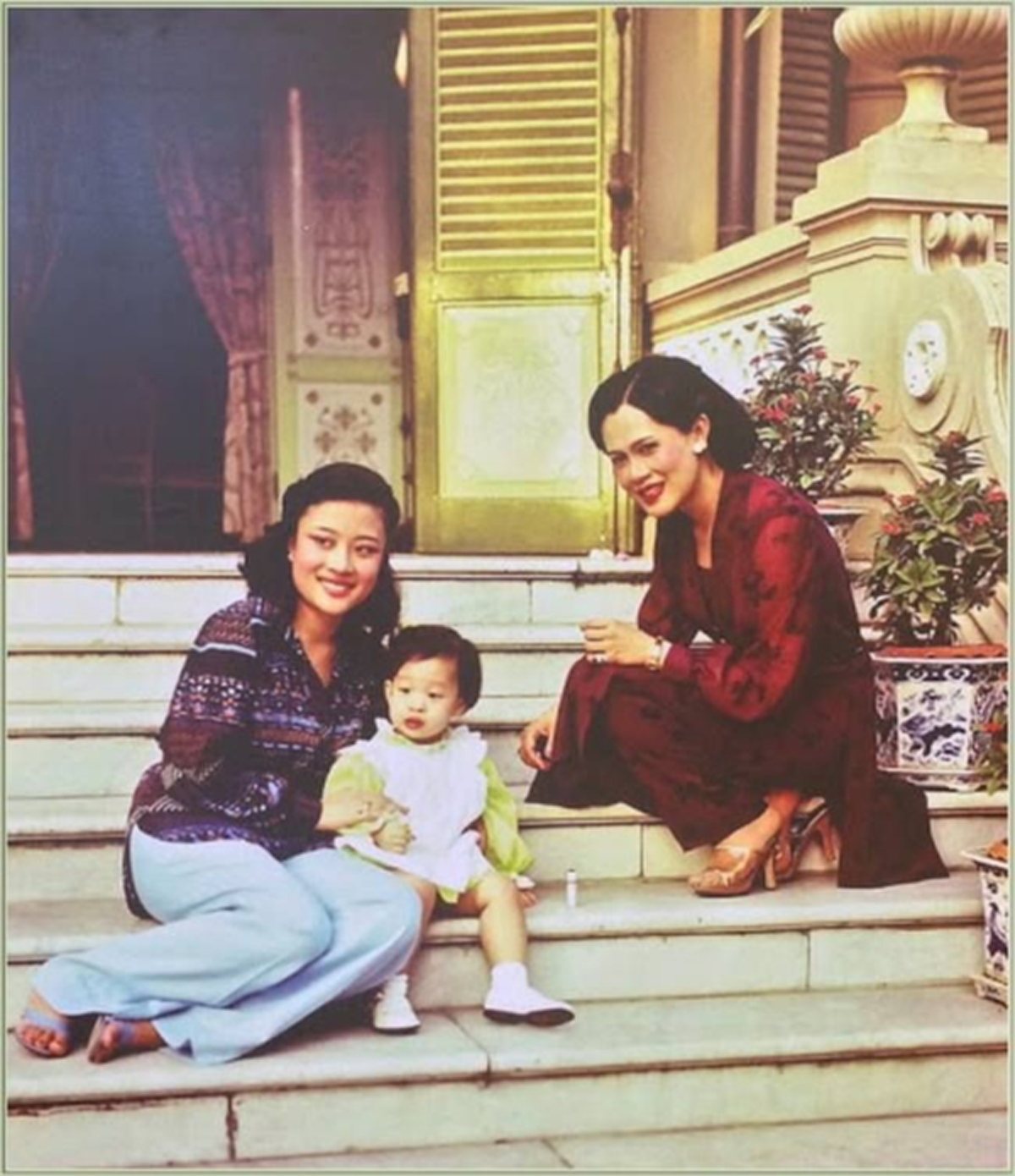 ดูกันหรือยัง!? "พระเจ้าหลานเธอ พระองค์เจ้าพัชรกิติยาภา" ขณะทรงเรียนชั้นอนุบาล ทรงขับร้องเพลงชะตาชีวิต ถวายพระพร ในหลวง ร.9 (มีคลิป)